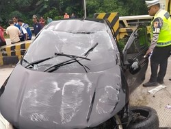 Sedan Hantam Pembatas Jalan di Tol Jagorawi hingga Terbalik, 2 Orang Terluka