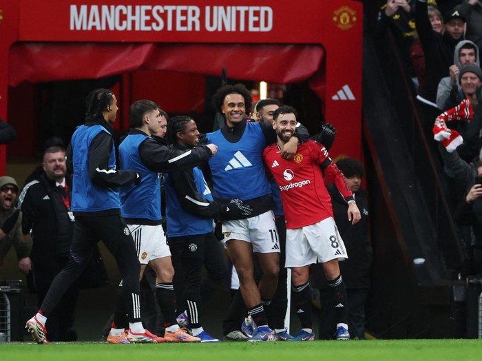 Manchester United tampil memukau saat menjamu Tottenham Hotspur di Old Trafford dan meraih kemenangan 2-0, Sabtu (7/2/2026). Setan Merah tampil dominan berkat strategi bola mati yang efektif serta penyelesaian klinis di menit-menit akhir laga. Pertandingan sempat berlangsung seimbang sebelum Tottenham harus bermain dengan 10 orang usai Cristian Romero menerima kartu merah pada menit ke-29. REUTERS/Phil Noble