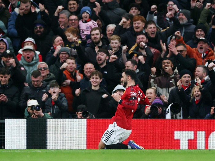 Manchester United tampil memukau saat menjamu Tottenham Hotspur di Old Trafford dan meraih kemenangan 2-0, Sabtu (7/2/2026). Setan Merah tampil dominan berkat strategi bola mati yang efektif serta penyelesaian klinis di menit-menit akhir laga. Pertandingan sempat berlangsung seimbang sebelum Tottenham harus bermain dengan 10 orang usai Cristian Romero menerima kartu merah pada menit ke-29. REUTERS/Phil Noble