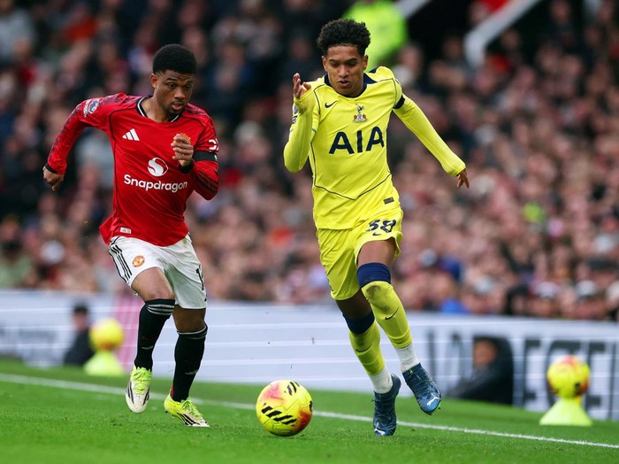 Manchester United tampil memukau saat menjamu Tottenham Hotspur di Old Trafford dan meraih kemenangan 2-0, Sabtu (7/2/2026). Setan Merah tampil dominan berkat strategi bola mati yang efektif serta penyelesaian klinis di menit-menit akhir laga. Pertandingan sempat berlangsung seimbang sebelum Tottenham harus bermain dengan 10 orang usai Cristian Romero menerima kartu merah pada menit ke-29. REUTERS/Phil Noble