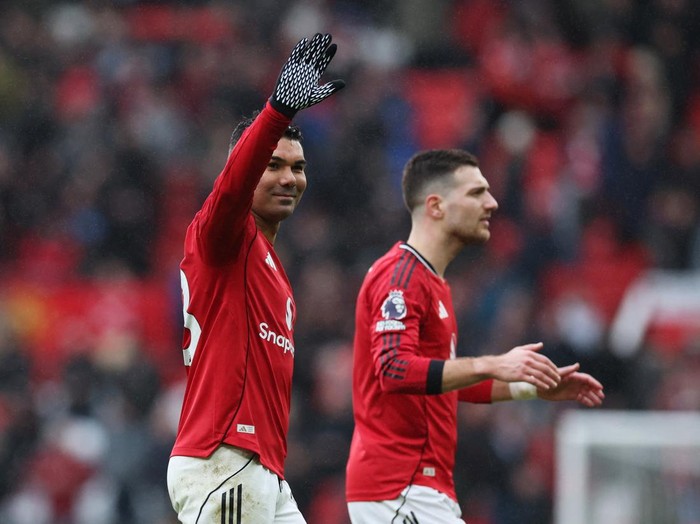 Manchester United tampil memukau saat menjamu Tottenham Hotspur di Old Trafford dan meraih kemenangan 2-0, Sabtu (7/2/2026). Setan Merah tampil dominan berkat strategi bola mati yang efektif serta penyelesaian klinis di menit-menit akhir laga. Pertandingan sempat berlangsung seimbang sebelum Tottenham harus bermain dengan 10 orang usai Cristian Romero menerima kartu merah pada menit ke-29. REUTERS/Phil Noble