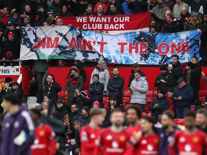 Manchester United tampil memukau saat menjamu Tottenham Hotspur di Old Trafford dan meraih kemenangan 2-0, Sabtu (7/2/2026). Setan Merah tampil dominan berkat strategi bola mati yang efektif serta penyelesaian klinis di menit-menit akhir laga. Pertandingan sempat berlangsung seimbang sebelum Tottenham harus bermain dengan 10 orang usai Cristian Romero menerima kartu merah pada menit ke-29. REUTERS/Phil Noble