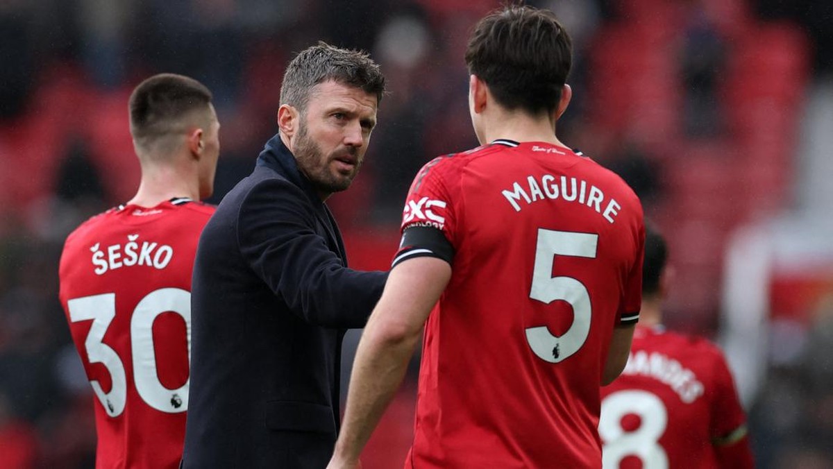 Michael Carrick dinilai sudah menyelesaikan masalah lini tengah Man United. (Foto: REUTERS/Phil Noble)