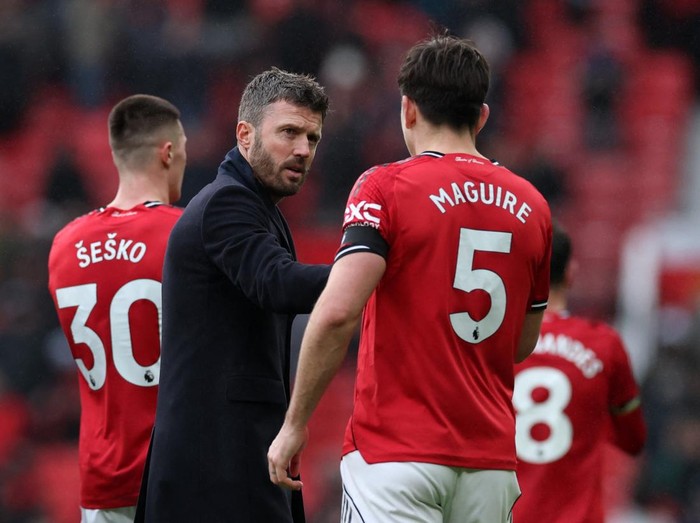 Manchester United tampil memukau saat menjamu Tottenham Hotspur di Old Trafford dan meraih kemenangan 2-0, Sabtu (7/2/2026). Setan Merah tampil dominan berkat strategi bola mati yang efektif serta penyelesaian klinis di menit-menit akhir laga. Pertandingan sempat berlangsung seimbang sebelum Tottenham harus bermain dengan 10 orang usai Cristian Romero menerima kartu merah pada menit ke-29. REUTERS/Phil Noble