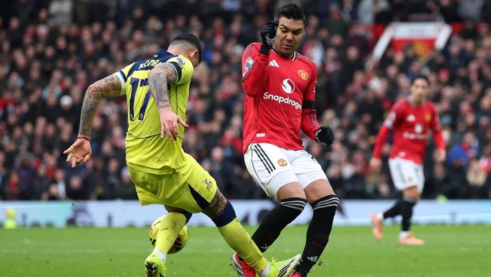 Manchester United tampil memukau saat menjamu Tottenham Hotspur di Old Trafford dan meraih kemenangan 2-0, Sabtu (7/2/2026). Setan Merah tampil dominan berkat strategi bola mati yang efektif serta penyelesaian klinis di menit-menit akhir laga. Pertandingan sempat berlangsung seimbang sebelum Tottenham harus bermain dengan 10 orang usai Cristian Romero menerima kartu merah pada menit ke-29. REUTERS/Phil Noble