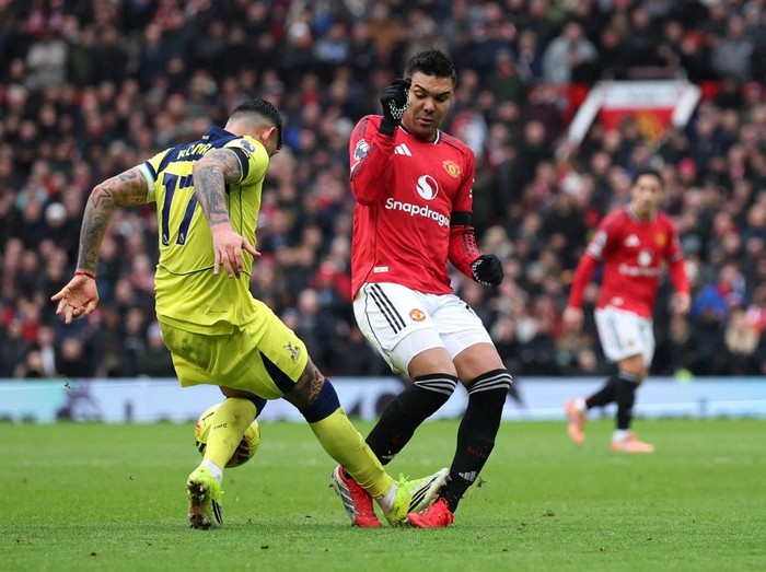 Manchester United tampil memukau saat menjamu Tottenham Hotspur di Old Trafford dan meraih kemenangan 2-0, Sabtu (7/2/2026). Setan Merah tampil dominan berkat strategi bola mati yang efektif serta penyelesaian klinis di menit-menit akhir laga. Pertandingan sempat berlangsung seimbang sebelum Tottenham harus bermain dengan 10 orang usai Cristian Romero menerima kartu merah pada menit ke-29. REUTERS/Phil Noble