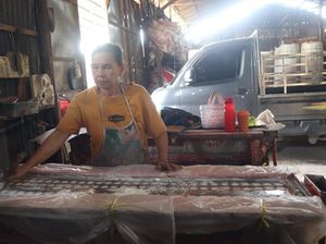 Ada Kesetiaan Perajin Lilin Kelenteng Kalbar di Balik Binar Doa Sepanjang Tahun