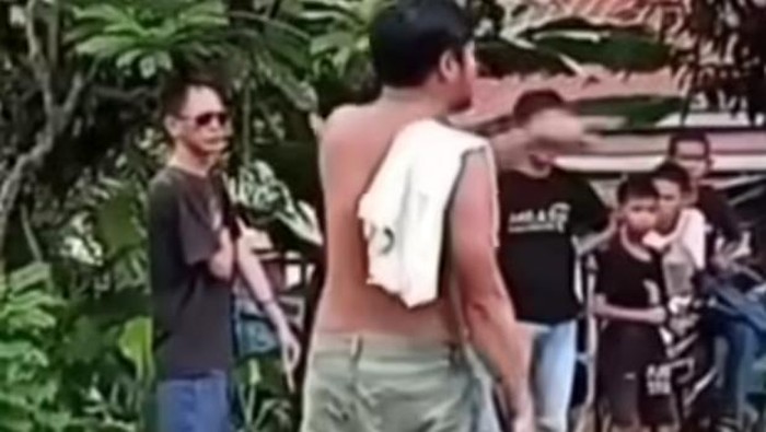Pria Ngamuk Bawa Kapak gegara Massa Demo Tutup Jalan di Cilallang Luwu