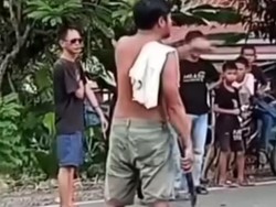 Pria Ngamuk Bawa Kapak gegara Massa Demo Tutup Jalan di Cilallang Luwu