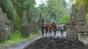 Protes Jalan Mangkrak, Warga Sulap Paving Jadi Candi