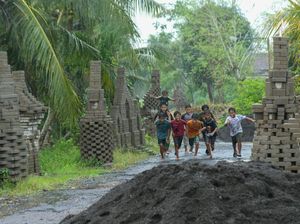 Protes Jalan Mangkrak, Warga Sulap Paving Jadi Candi