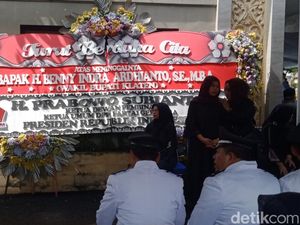 Suasana Terkini Rumah Duka Wabup Klaten, Ramai Pelayat-Dibanjiri Karangan Bunga