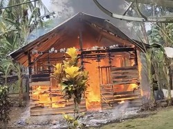 Istri di Buton Nekat Bakar Rumah Usai Bertengkar dengan Suami