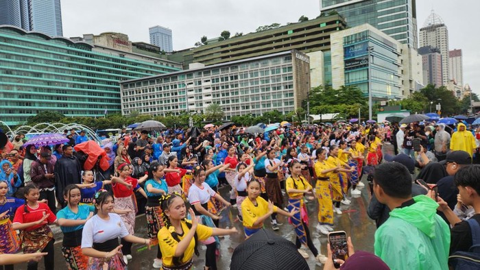 Warga Saksikan Tari Massal dan Pawai Barongsai di Bundaran HI