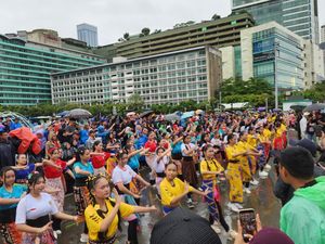 Warga Antusias Saksikan Tari Massal hingga Pawai Barongsai di CFD HI