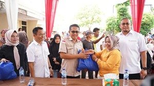 HUT Ke-18 Gerindra, Andre Rosiade Bagikan 65 Ribu Paket Sembako di Sumbar