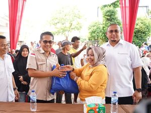 HUT Ke-18 Gerindra, Andre Rosiade Bagikan 65 Ribu Paket Sembako di Sumbar