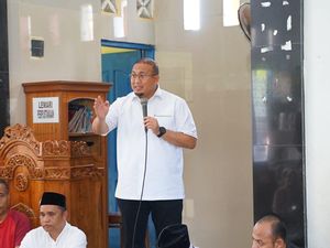 Andre Rosiade Bagikan 1.000 Paket Sembako di Ketaping Kuranji