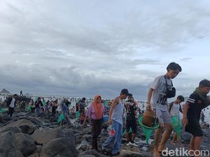 Tangkapan Sedikit, Dispar Akui Puncak Bau Nyale 2026 Meleset