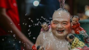 Warga Vihara di Tangsel Gotong-royong Cuci Rupang Jelang Imlek