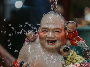 Warga Vihara di Tangsel Gotong-royong Cuci Rupang Jelang Imlek