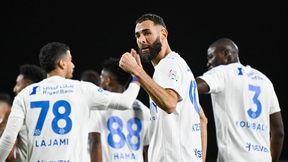 Karim Benzema menyeberang dari Al Ittihad ke Al Hilal pada tengah musim ini. Foto: Getty Images/Yasser Bakhsh