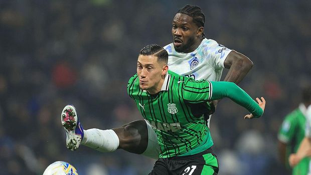 SASSUOLO, ITALY - FEBRUARY 8: Marcus Thuram of FC Internazionale in action against Jay Idzes of US Sassuolo during the Serie A match between US Sassuolo Calcio and FC Internazionale at Mapei Stadium Citta del Tricolore on February 8, 2026 in Sassuolo, Italy. (Photo by Gabriele Maltinti/Getty Images)