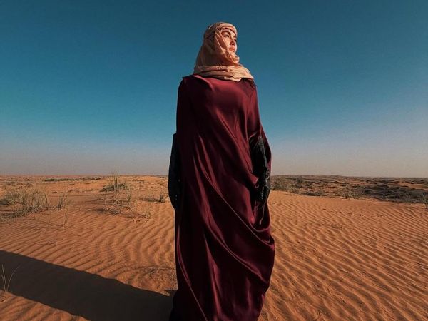 5 Gaya Modest Agnez Mo Pakai Abaya dan Penutup Kepala di Dubai