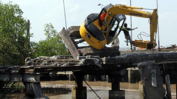 Alat Berat Jatuh Saat Beroperasi di Dermaga Dumai