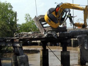 Alat Berat Jatuh Saat Beroperasi di Dermaga Dumai