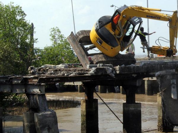 Alat Berat Jatuh Saat Beroperasi di Dermaga Dumai