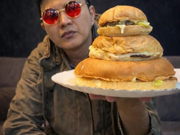 Aldi Taher Kini Jualan Burger Jumbo, Langsung Viral dan Cuan!