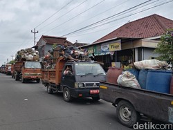 Antrean Mobil Sampah di TPA Putri Cempo Mengular hingga 2 Km