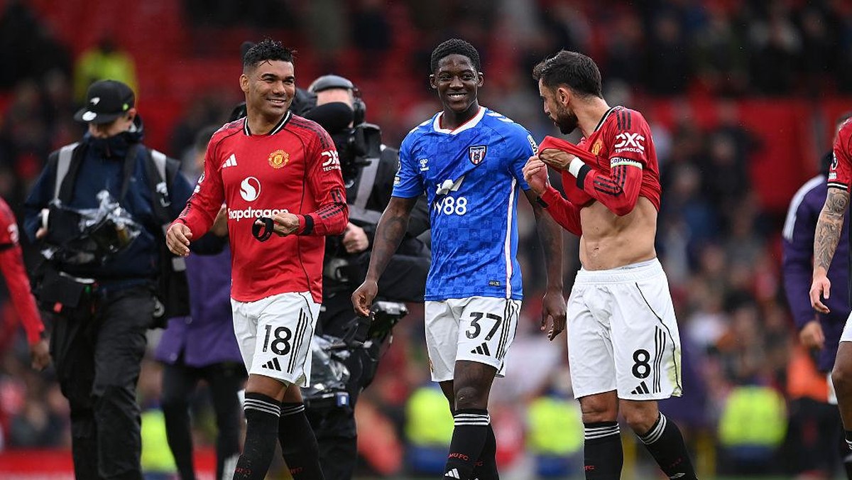 Casemiro, Kobbie Mainoo, dan Bruno Fernandes. Foto: Getty Images/Ben Roberts - Danehouse