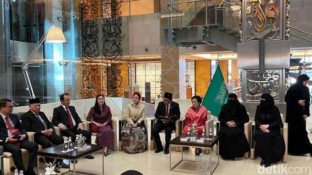 Didampingi Prananda-Puan, Megawati Bincang Bareng Mahasiswi WNI di PNU Riyadh (Kanavino/detikcom).
