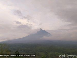 Gunung Semeru 3 Kali Erupsi Pagi Ini