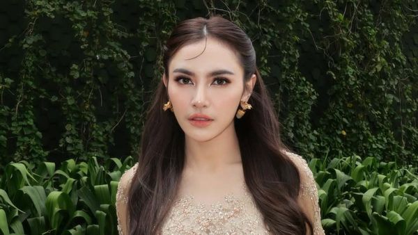Mahalini Cantik Berkebaya Saat Kondangan, Gaya Rambut Poni Koma Jadi Sorotan