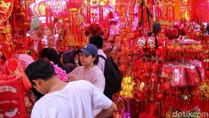 Glodok Ramai Jelang Imlek, Warga Berburu Pernak-pernik