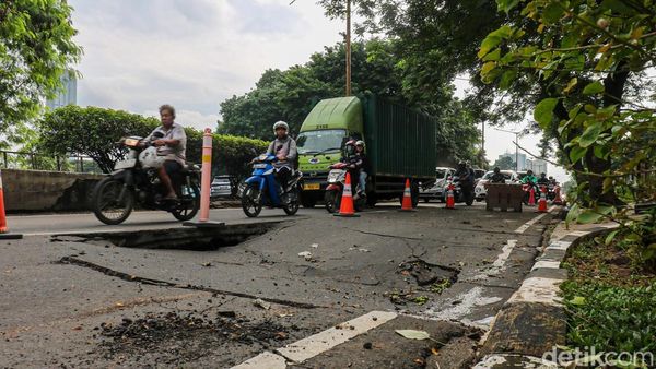 Jalan Ambles di Kemayoran, Arus Kendaraan Menyempit