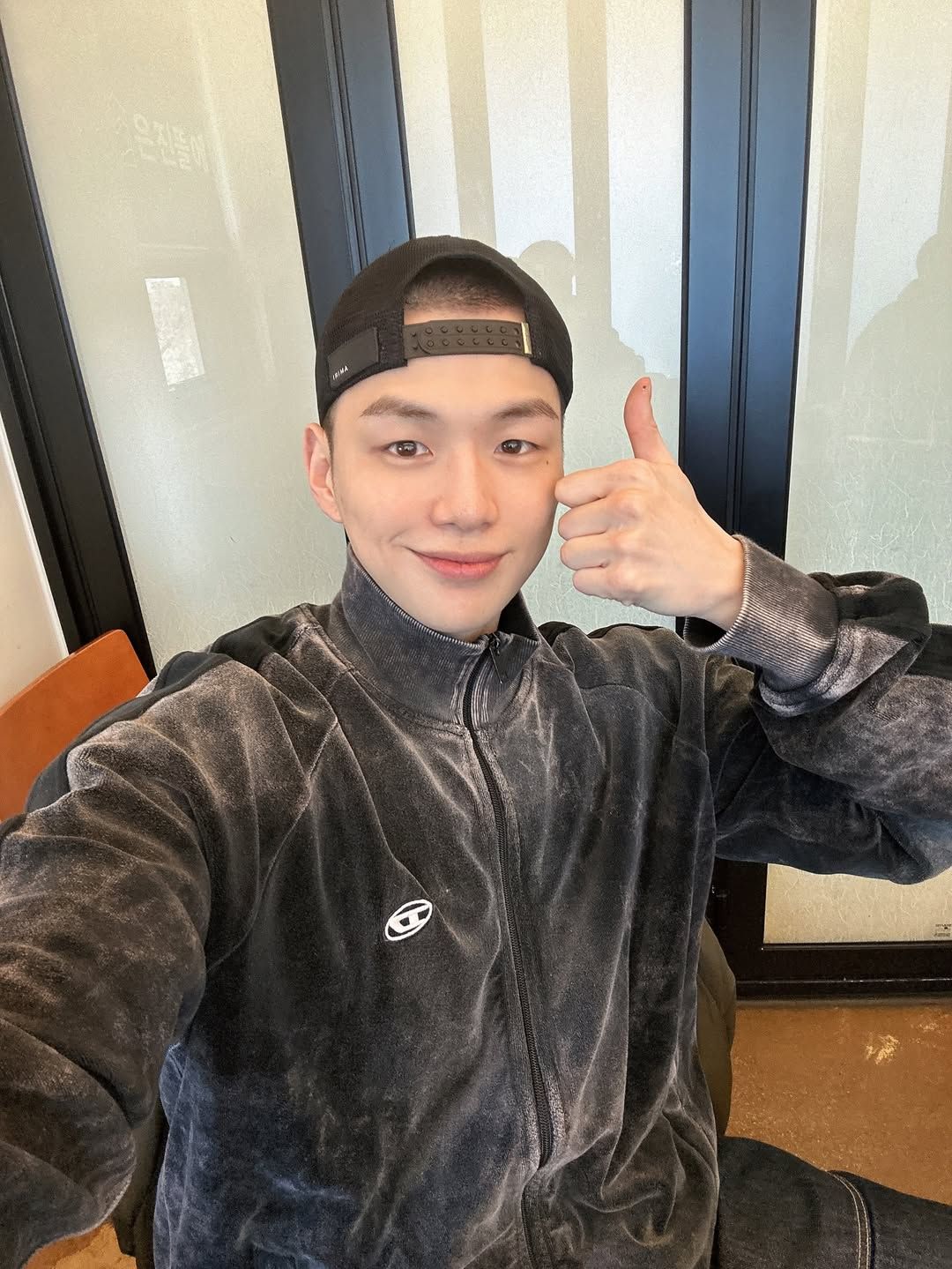 Kang Daniel siap wamil, pamer kepala botak.