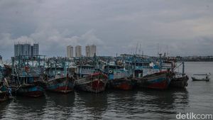 Kapal Nelayan Mangkrak Penuhi Dermaga Muara Angke