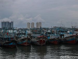 Kapal Nelayan Mangkrak Penuhi Dermaga Muara Angke