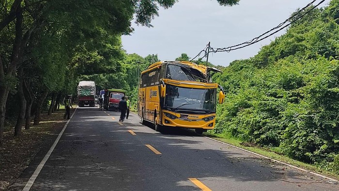 Bus Pariwisata Kecelakaan di Jalur Tengkorak, Kepalanya Ringsek