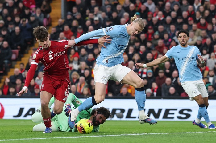 Soccer Football - Premier League - Liverpool v Manchester City - Anfield, Liverpool, Britain - February 8, 2026 Liverpools Milos Kerkez and Alisson Becker in action with Manchester Citys Erling Haaland REUTERS/Phil Noble EDITORIAL USE ONLY. NO USE 