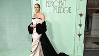 Momen Langka, Meghan Markle Pancarkan Aura Glamor Klasik di Karpet Merah