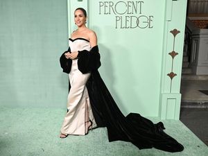 Momen Langka, Meghan Markle Pancarkan Aura Glamor Klasik di Karpet Merah