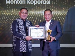 Menteri Koperasi Ferry Juliantono Terima Golden Leader Award