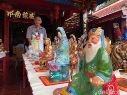 Pesan Toleransi dan Ritual Patung Dewa Mandi Kembang di Vihara Indramayu