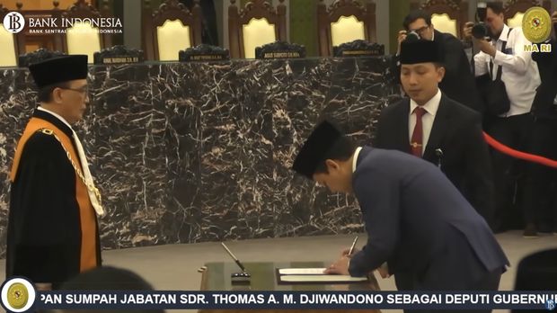 Pengucapan sumpah Jabatan Thomas Djiwandono sebagai Deputi Gubernur Bank Indonesia di Mahkamah Agung RI, Jakarta, Senin (9/2/2026). (Tangkapan Layar Youtube/Bank Indonesia)