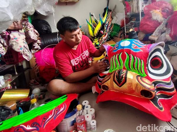 Jelang Imlek Perajin Barongsai di Sidoarjo Banjir Pesanan